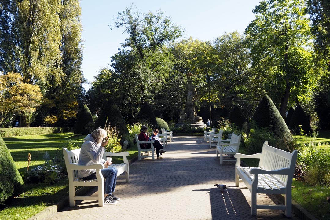 artis zoo seating area