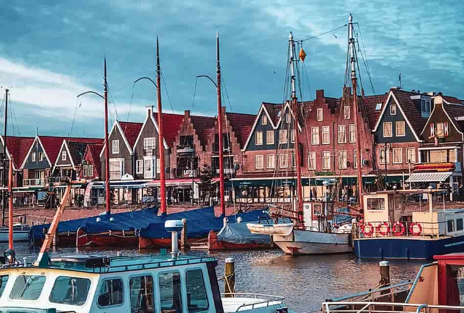 volendam harbour