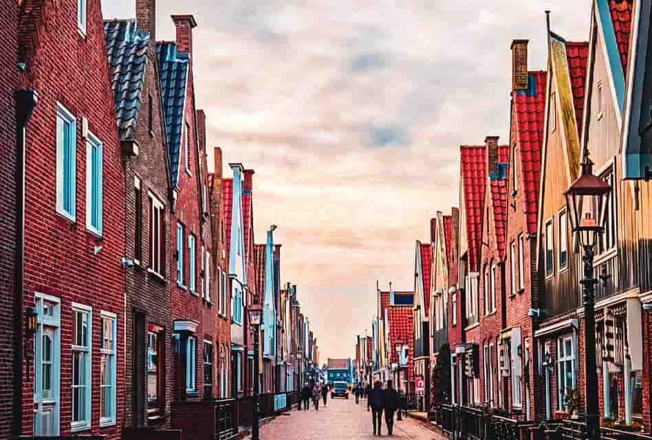 volendam streets