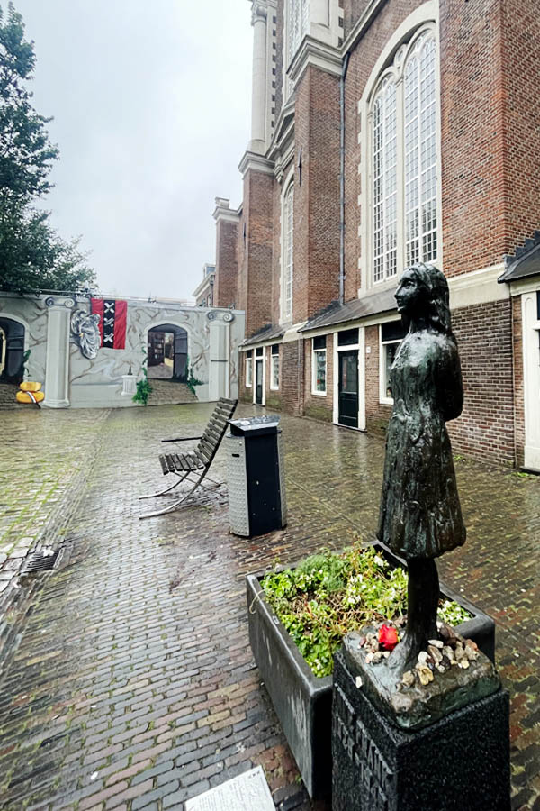 anne frank statue